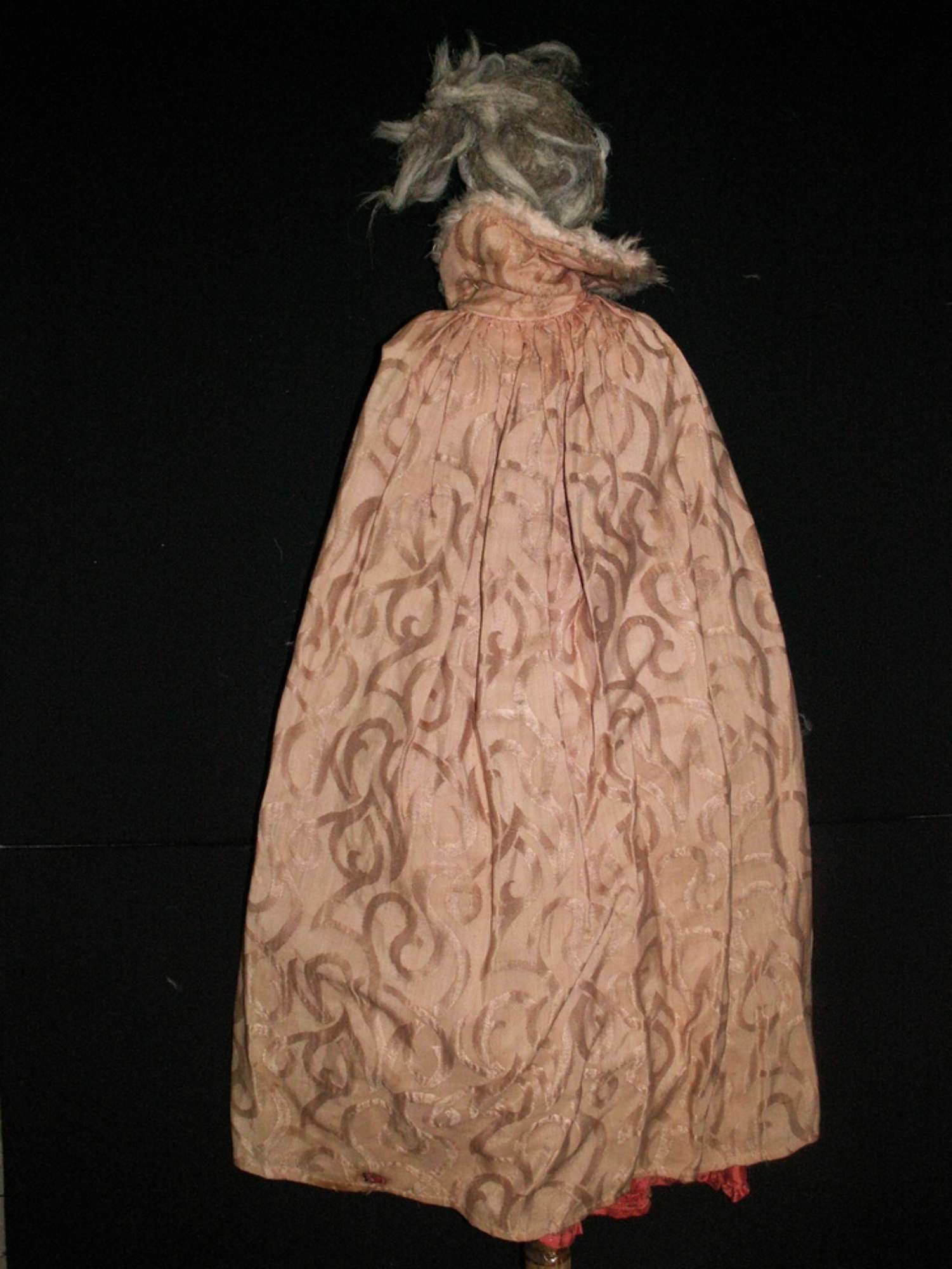 Governante retro-prima del restauro